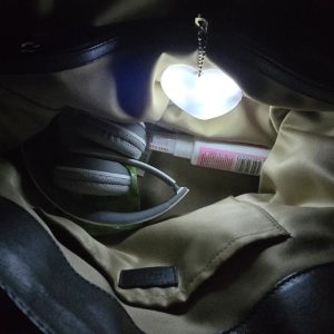 Dotykom aktivovaný LED prívesok na batohy, tašky a kľúče | HEARTIGLO